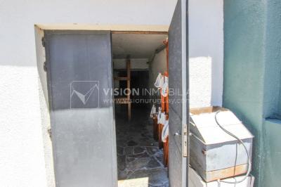 Padrón Único de 280 m2 en Punta Carretas a 50 mts. de Rambla. 132 m2 construidos. Ideal para proyectar su casa, edificio de 3 o 4 pisos, empresa, local gastronómico o restaurante, clínica, instituto u otro. Originalmente 2 dorm y 2 baños, garaje, pat