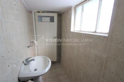 Padrón único de 641m2 en Pocitos con Casa de 13 ambientes, 302m2 construidos.