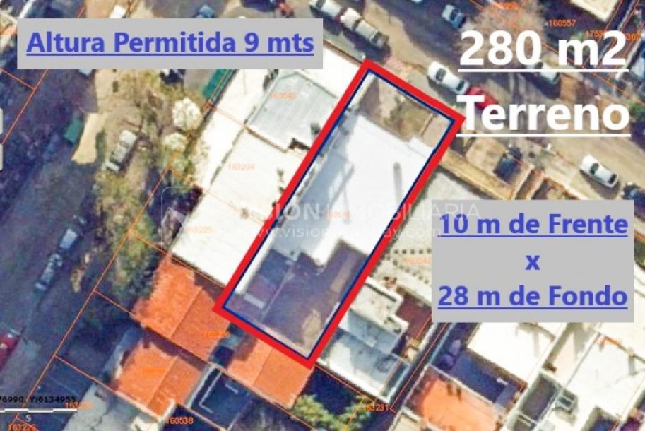 Padrón Único de 280 m2 en Punta Carretas a 50 mts. de Rambla. 132 m2 construidos. Ideal para proyectar su casa, edificio de 3 o 4 pisos, empresa, local gastronómico o restaurante, clínica, instituto u otro. Originalmente 2 dorm y 2 baños, garaje, pat-43