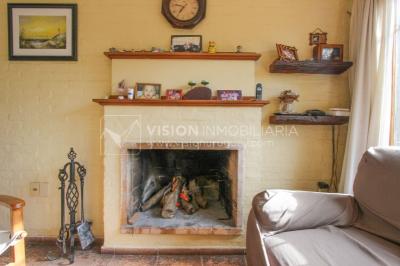 Casa moderna 2 dorm, 2 baños, 409 m2 terreno y 157m2 construidos, Fortin de Santa Rosa, con buen fondo y barbacoa, Garaje.