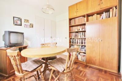 Acogedor apartamento en Pocitos, 3 dormitorios y 2 baños, cocina definida, todo al frente.