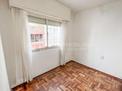 Casa en Venta de 3 Dormitorios, 2 Baños, Garaje, Jardín y Patio. 130 m2 construidos en Propiedad Horizontal -padrón de 290 m2-, en Malvín Sur a 50 mts. de Plaza Italia. U$ 220.000