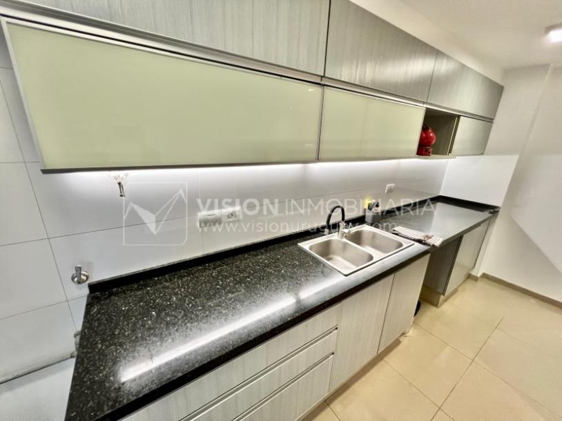 Apartamento en Venta en Pocitos / Punta Carretas.  Bajó de Precio!!  2 Dormitorios, uno en Suite con Vestidor.  2 Baños, Balcón, terminaciones Premium.  Se vende Amueblado. Tiene cómodo Garaje para 1 auto.  Piso 4 al frente.  Amenities: Barbacoa y Gy-18