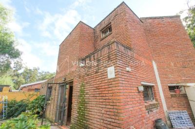 Casa moderna 2 dorm, 2 baños, 409 m2 terreno y 157m2 construidos, Fortin de Santa Rosa, con buen fondo y barbacoa, Garaje.