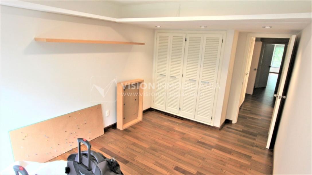 Alquile U$S 3.900 /mes - Distinguido Apartamento en Carrasco de 234 m2, 4 Dormitorios más Servicio, 2 Garajes.-21