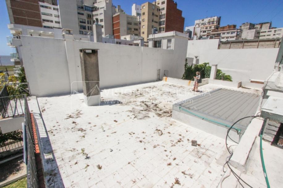 Padrón Único de 280 m2 en Punta Carretas a 50 mts. de Rambla. 132 m2 construidos. Ideal para proyectar su casa, edificio de 3 o 4 pisos, empresa, local gastronómico o restaurante, clínica, instituto u otro. Originalmente 2 dorm y 2 baños, garaje, pat-36