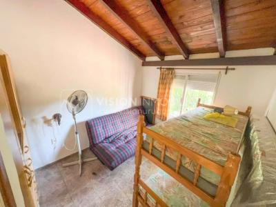 Venta de Casa en Santa Lucia del Este: 2 Dorm. y Baño, más Apto. 1 Dorm. y Baño. Estufa a Leña, Parrillero, Jardín, Fondo, Cochera Porsche, Cerco. 554 m2 de Terreno, 125 m2 construidos. a 150 mts de la Rambla. Se vende Totalmente Amueblada y Equipada