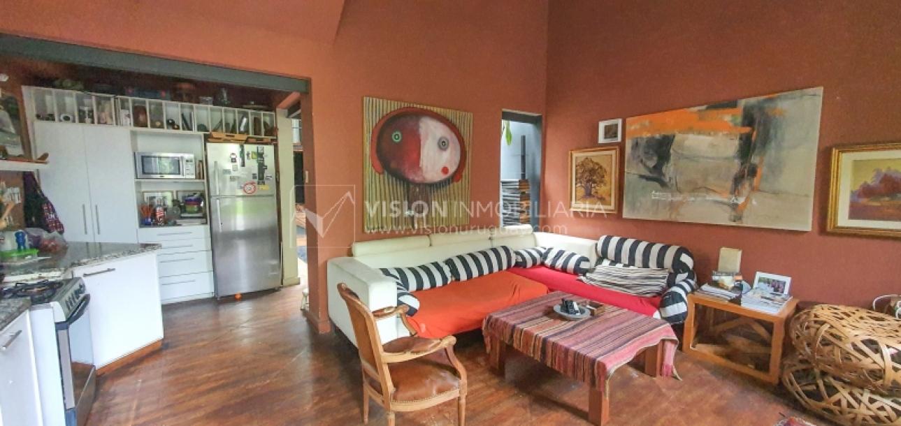 Casa de diseño, Padrón Único, Pocitos; 2 dorm en Suite, enorme salón doble altura, terreno 219 m2 con buen fondo y parrillero, 203 m2 construidos, Garaje.-10