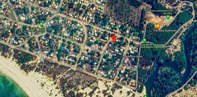 Venta de Casa en Santa Lucia del Este: 2 Dorm. y Baño, más Apto. 1 Dorm. y Baño. Estufa a Leña, Parrillero, Jardín, Fondo, Cochera Porsche, Cerco. 554 m2 de Terreno, 125 m2 construidos. a 150 mts de la Rambla. Se vende Totalmente Amueblada y Equipada