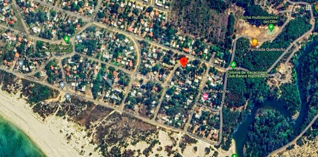 Venta de Casa en Santa Lucia del Este: 2 Dorm. y Baño, más Apto. 1 Dorm. y Baño. Estufa a Leña, Parrillero, Jardín, Fondo, Cochera Porsche, Cerco. 554 m2 de Terreno, 125 m2 construidos. a 150 mts de la Rambla. Se vende Totalmente Amueblada y Equipada-49