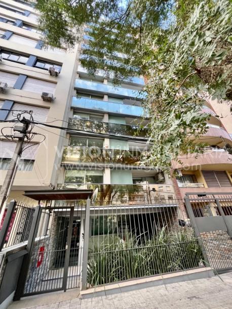 Apartamento en Venta en Pocitos / Punta Carretas.  Bajó de Precio!!  2 Dormitorios, uno en Suite con Vestidor.  2 Baños, Balcón, terminaciones Premium.  Se vende Amueblado. Tiene cómodo Garaje para 1 auto.  Piso 4 al frente.  Amenities: Barbacoa y Gy-58