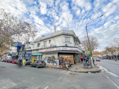 Apartamento Duplex en Venta ideal Renta. Al frente, 4 Dormitorios y 2 Baños, La Unión sobre Av. 8 de Octubre, Piso 1 por escalera, reciclado, impecable para entrar ya. 204 m2 totales 111 m2 interiores + 93 m2 Terrazas. Parrillero.