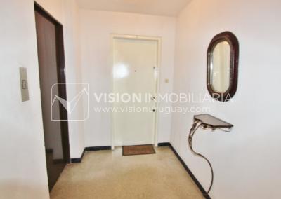 Apartamento con Renta al frente sobre Av. 8 de Octubre casi Propios, en 5to Piso, 3 dormitorios y 1 baño, impecable