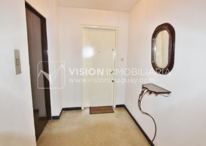 Apartamento con Renta al frente sobre Av. 8 de Octubre casi Propios, en 5to Piso, 3 dormitorios y 1 baño, impecable-42