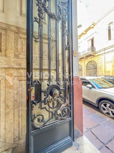 Venta de Palacete: Mansión señorial de 1913 de 690 m2 interiores y 224 de terrazas; 4 plantas, una reciclada inmaculada de gran nivel, completamente Amueblada. Ciudad Vieja. Inversión: U$ 400.000 dólares