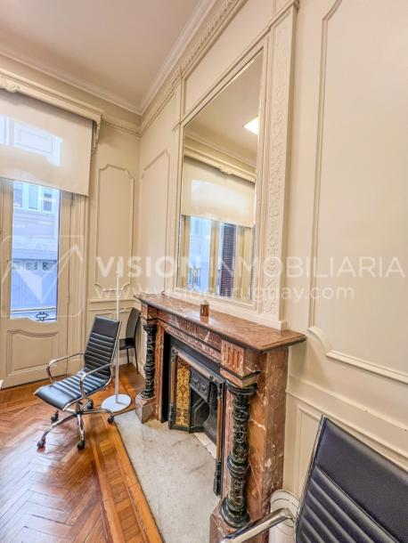 Oportunidad de Inversión: Venta de Mansión de 1905 de prestancia Señorial. Son 676 m2 en 2 plantas. Inmaculada, gran nivel. Amueblada. Ciudad Vieja. Terreno de 393 m2. Fachada de 10,5 mts. por calle Misiones. Protección Patrimonial grado 3 - U$ 507.1-14