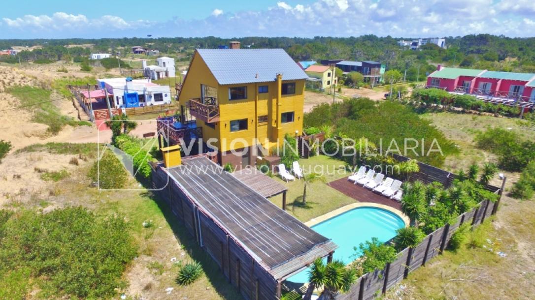 Espectacular Casa en Punta del Diablo a pasos del mar; piscina climatizada, barbacoa, chillout.-12