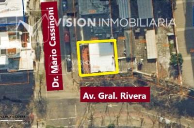 Oportunidad Alquiler de Local Comercial en la Esquina de Av Gral Rivera y Mario Cassinoni casi Bvar Artigas. $100.000 pesos mensuales, sin GC. Son 95 m2, Planta Baja.