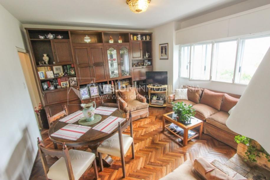 Apartamento en Pocitos, 2 dormitorios y 1 baño, Al Frente, 400 mts de Rambla, con Estufa a Leña y con Balcón - U$ 175.000-1