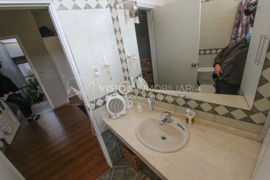 Casa de diseño, Padrón Único, Pocitos; 2 dorm en Suite, enorme salón doble altura, terreno 219 m2 con buen fondo y parrillero, 203 m2 construidos, Garaje.-40