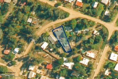 Venta de Casa en Santa Lucia del Este: 2 Dorm. y Baño, más Apto. 1 Dorm. y Baño. Estufa a Leña, Parrillero, Jardín, Fondo, Cochera Porsche, Cerco. 554 m2 de Terreno, 125 m2 construidos. a 150 mts de la Rambla. Se vende Totalmente Amueblada y Equipada