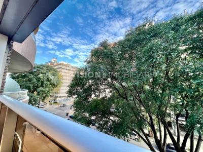 Apartamento en Venta en Pocitos / Punta Carretas.  Bajó de Precio!!  2 Dormitorios, uno en Suite con Vestidor.  2 Baños, Balcón, terminaciones Premium.  Se vende Amueblado. Tiene cómodo Garaje para 1 auto.  Piso 4 al frente.  Amenities: Barbacoa y Gy