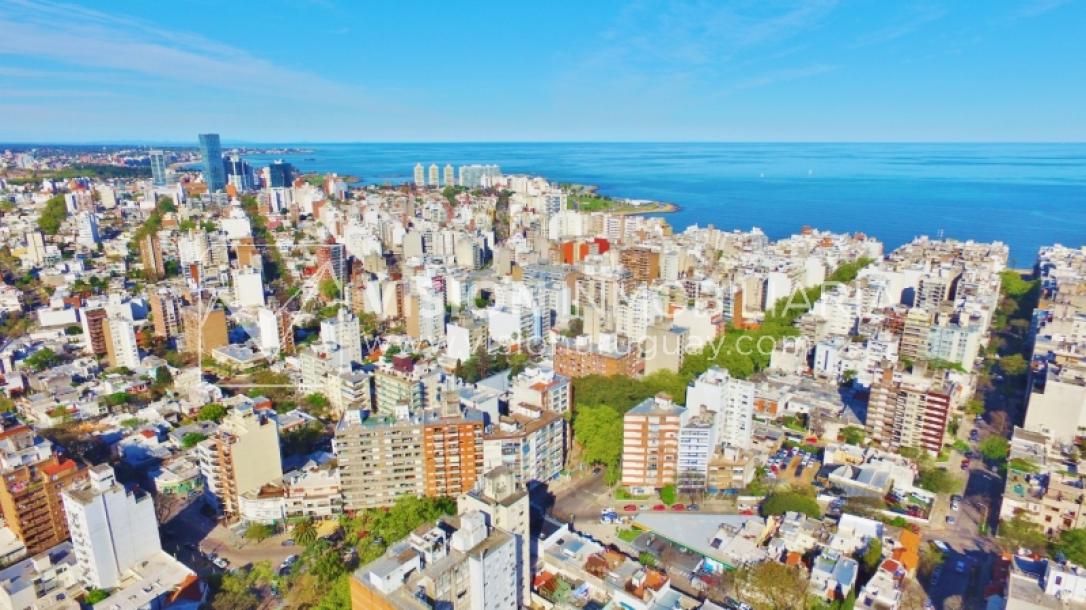 Acogedor apartamento en Pocitos, 3 dormitorios y 2 baños, cocina definida, todo al frente.-50