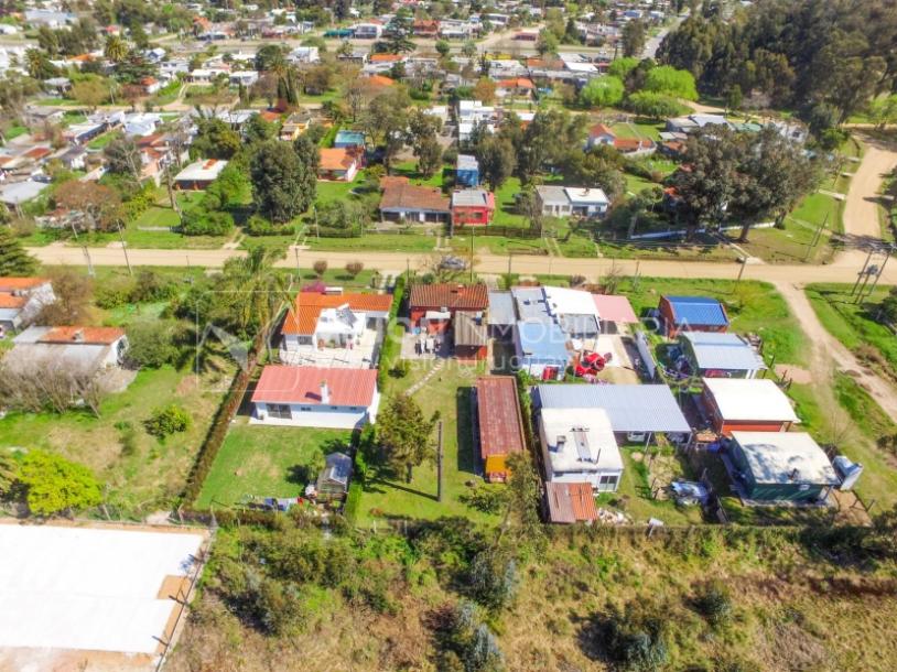 Venta conjunta de Dos Casas independientes en un gran terreno de 622 m2, una de 2 Dormitorios y 1 Baño, la otra de 1 Dormitorio y 1 Baño, Parrillero, Garaje. Barrio Español del balneario Atlántida, 8 cuadras al Norte de la Interbalnearia por Ruta 11.-66