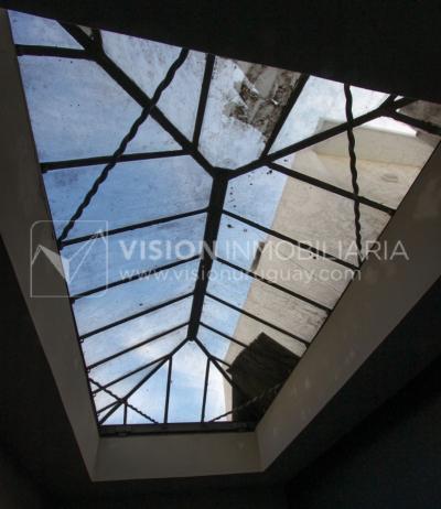 Casa de diseño, Padrón Único, Pocitos; 2 dorm en Suite, enorme salón doble altura, terreno 219 m2 con buen fondo y parrillero, 203 m2 construidos, Garaje.