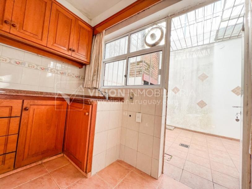 Casa en Venta de 3 Dormitorios, 2 Baños, Garaje, Jardín y Patio. 130 m2 construidos en Propiedad Horizontal -padrón de 290 m2-, en Malvín Sur a 50 mts. de Plaza Italia. U$ 220.000-45