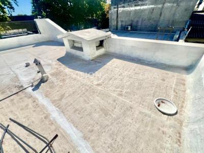 Apartamento Duplex en Venta ideal Renta. Al frente, 4 Dormitorios y 2 Baños, La Unión sobre Av. 8 de Octubre, Piso 1 por escalera, reciclado, impecable para entrar ya. 204 m2 totales 111 m2 interiores + 93 m2 Terrazas. Parrillero.