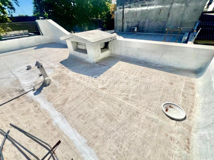 Apartamento Duplex en Venta ideal Renta. Al frente, 4 Dormitorios y 2 Baños, La Unión sobre Av. 8 de Octubre, Piso 1 por escalera, reciclado, impecable para entrar ya. 204 m2 totales 111 m2 interiores + 93 m2 Terrazas. Parrillero.-56