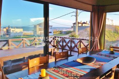 Espectacular Casa en Punta del Diablo a pasos del mar; piscina climatizada, barbacoa, chillout.