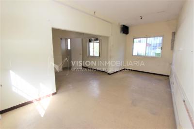 Padrón único de 641m2 en Pocitos con Casa de 13 ambientes, 302m2 construidos.