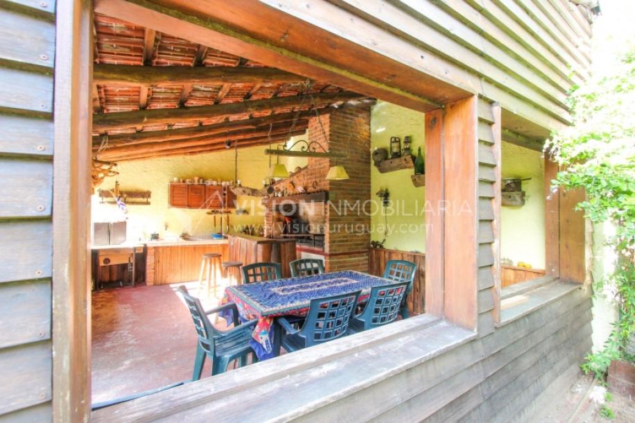 Casa moderna 2 dorm, 2 baños, 409 m2 terreno y 157m2 construidos, Fortin de Santa Rosa, con buen fondo y barbacoa, Garaje.-40