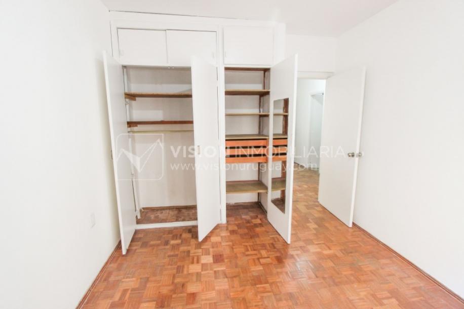 Apto Pocitos esq. Rambla, 3 Dorm 2 Baños, Cocina definida, 2do Piso al Frente, Garaje.-24