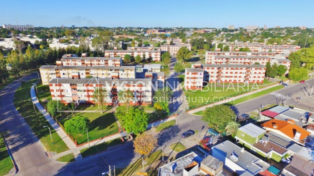 Apartamento de 2 dormitorios y 1 baño, Villa Española, 2do piso.-24