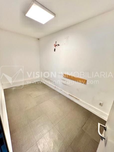 Oportunidad Alquiler de Local Comercial en la Esquina de Av Gral Rivera y Mario Cassinoni casi Bvar Artigas. $100.000 pesos mensuales, sin GC. Son 95 m2, Planta Baja.-28