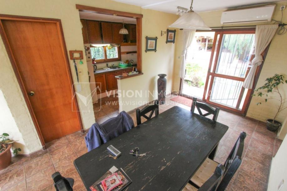 Casa moderna 2 dorm, 2 baños, 409 m2 terreno y 157m2 construidos, Fortin de Santa Rosa, con buen fondo y barbacoa, Garaje.-10