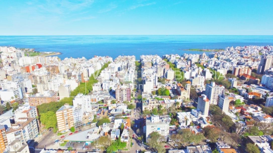 Acogedor apartamento en Pocitos, 3 dormitorios y 2 baños, cocina definida, todo al frente.-49