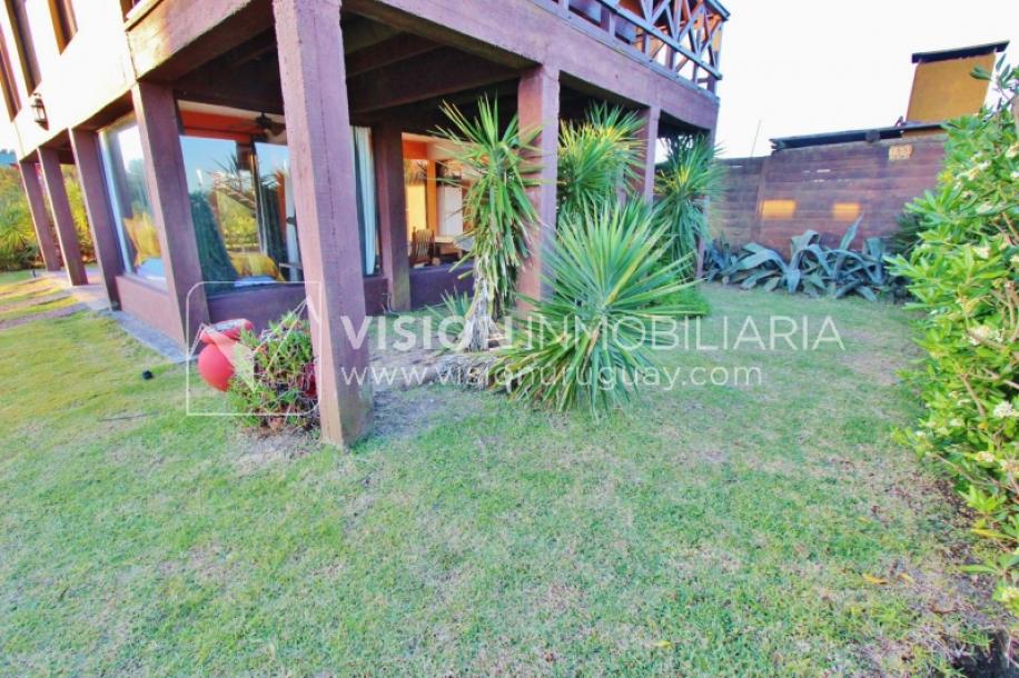 Espectacular Casa en Punta del Diablo a pasos del mar; piscina climatizada, barbacoa, chillout.-91