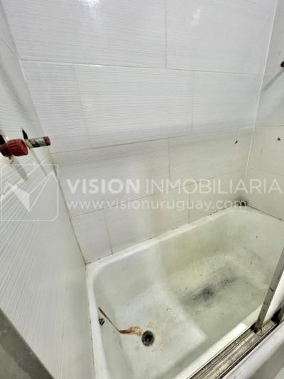 Apartamento Duplex en Venta ideal Renta. Al frente, 4 Dormitorios y 2 Baños, La Unión sobre Av. 8 de Octubre, Piso 1 por escalera, reciclado, impecable para entrar ya. 204 m2 totales 111 m2 interiores + 93 m2 Terrazas. Parrillero.