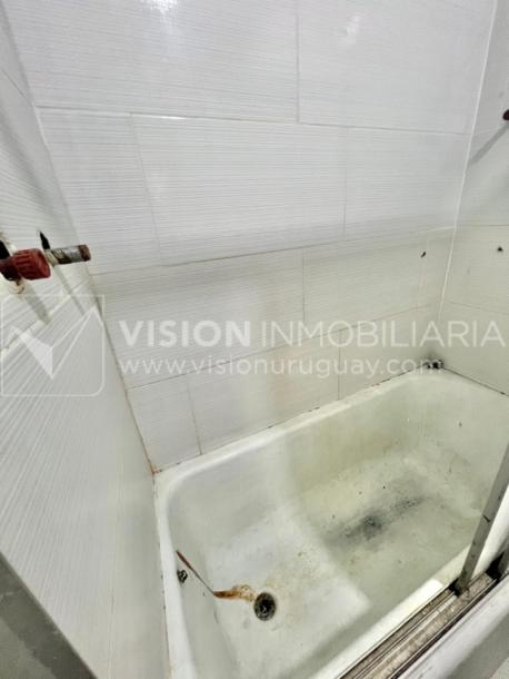 Apartamento Duplex en Venta ideal Renta. Al frente, 4 Dormitorios y 2 Baños, La Unión sobre Av. 8 de Octubre, Piso 1 por escalera, reciclado, impecable para entrar ya. 204 m2 totales 111 m2 interiores + 93 m2 Terrazas. Parrillero.-33