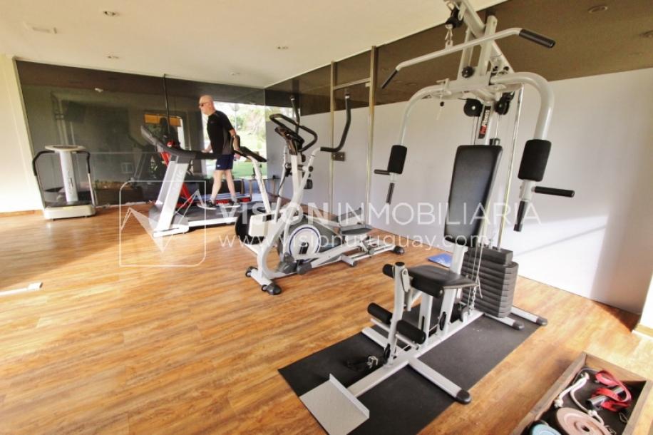 Apartamento en piso alto, 2 dorm. y servicio, muy amplios ambientes 118m2 con amenities y gran confort.-67