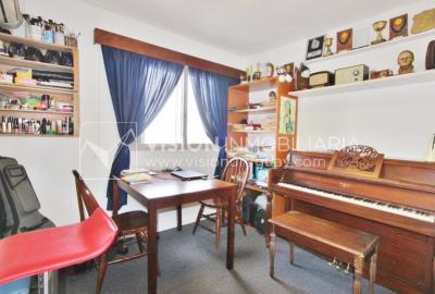 Apartamento con Renta al frente sobre Av. 8 de Octubre casi Propios, en 5to Piso, 3 dormitorios y 1 baño, impecable