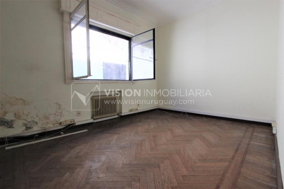 Padrón único de 641m2 en Pocitos con Casa de 13 ambientes, 302m2 construidos.-45