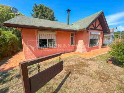 Venta de Casa en Santa Lucia del Este: 2 Dorm. y Baño, más Apto. 1 Dorm. y Baño. Estufa a Leña, Parrillero, Jardín, Fondo, Cochera Porsche, Cerco. 554 m2 de Terreno, 125 m2 construidos. a 150 mts de la Rambla. Se vende Totalmente Amueblada y Equipada