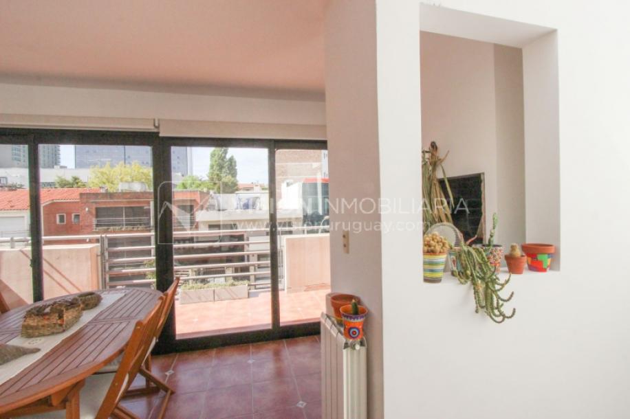 Casa inmaculada, reciclaje gran nivel, diseño y confort, Padrón Único, Punta Carretas; 3 dorm y 3 baños, barbacoa cerrada y terraza al frente, patio interior, 202 m2 construidos. A 20 mts. de Rambla, vista lateral al mar.-71