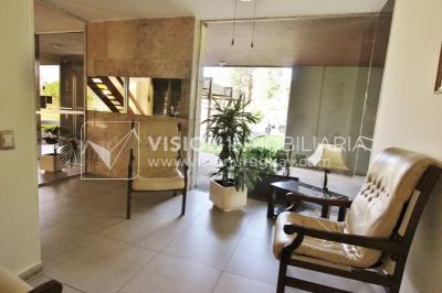 Apartamento en piso alto, 2 dorm. y servicio, muy amplios ambientes 118m2 con amenities y gran confort.