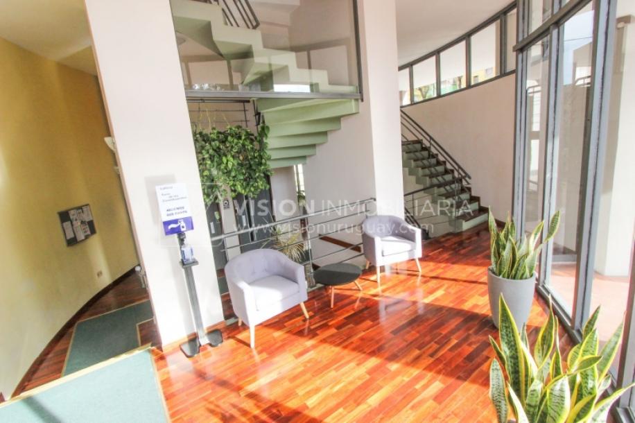 Tres Cruces Apto 1 Dorm, Piso 15 - vistas, Balcón y Terraza Lav, 43 m2.-46